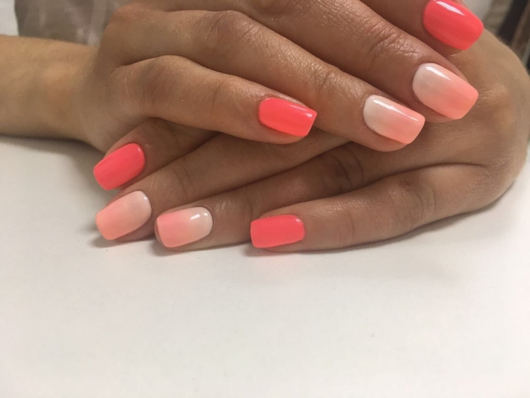 Маникюр омбре коралловый
