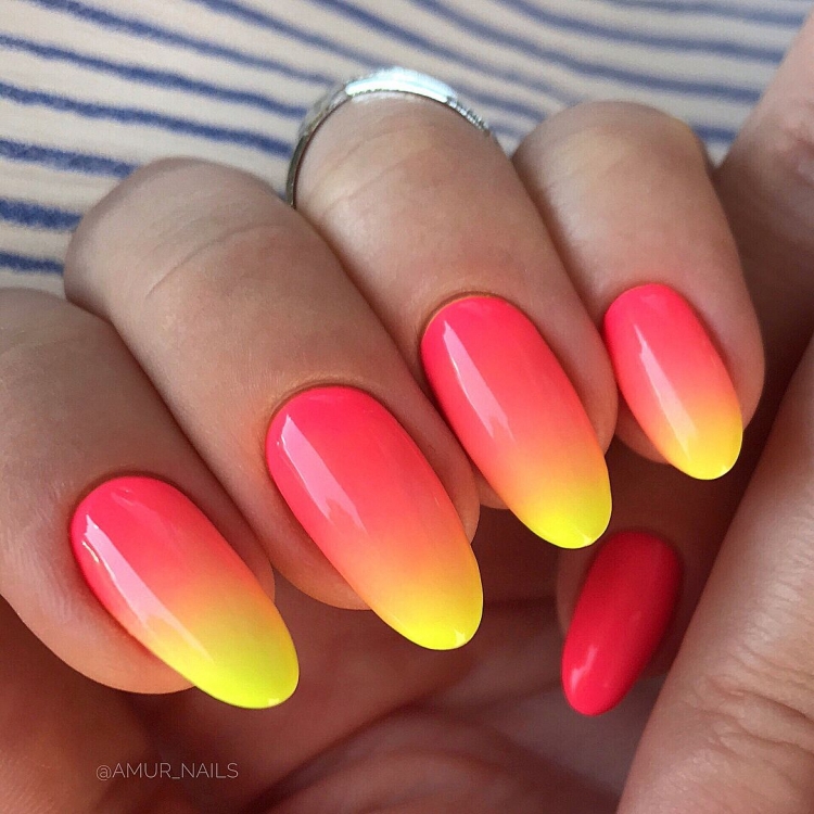 Маникюр коралловый с желтым