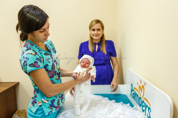 Нежный прозрачный маникюр на короткие ногти