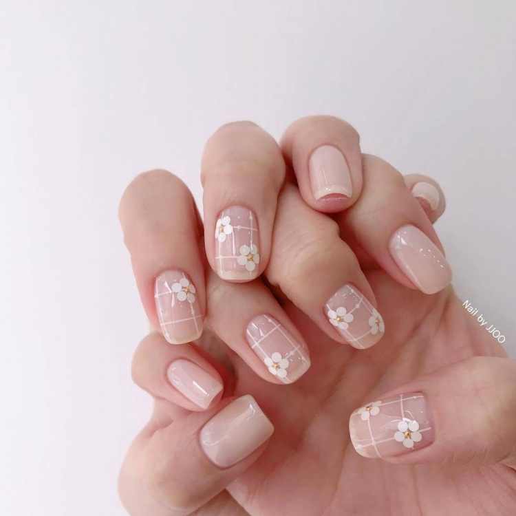 Прозрачный маникюр на короткие ногти