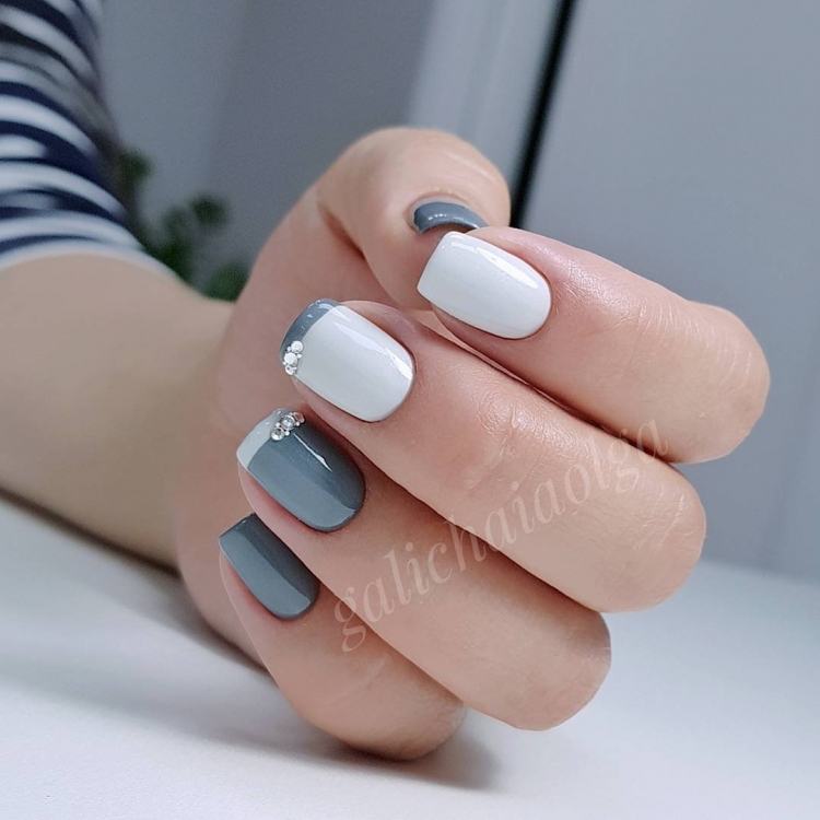 Серо белый маникюр на короткие ногти