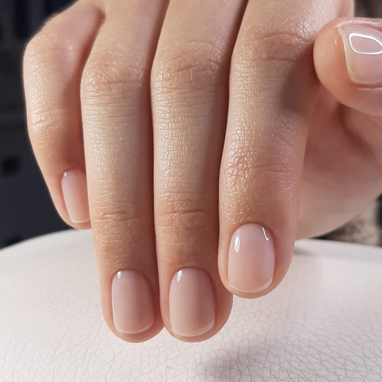 Короткие овальные ногти без лака