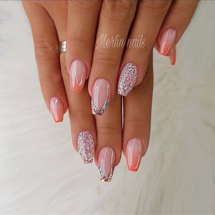 Коралловый френч на ногтях