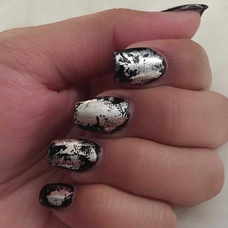 Летний маникюр с фольгой