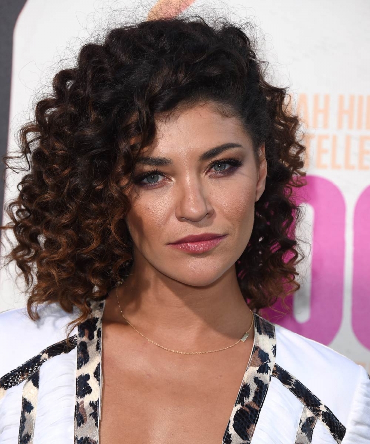 Curly Bob модель