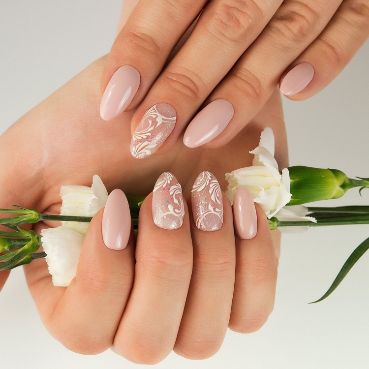 Ажурный френч на короткие ногти