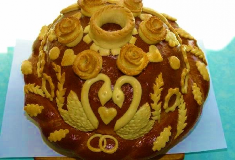 Необычное украшение каравая