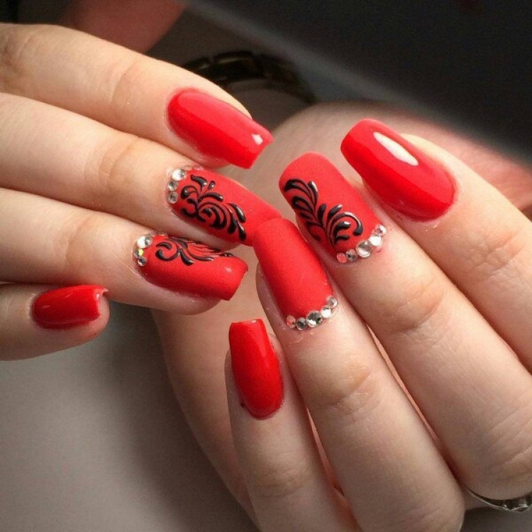 Коралловые ногти со стразами