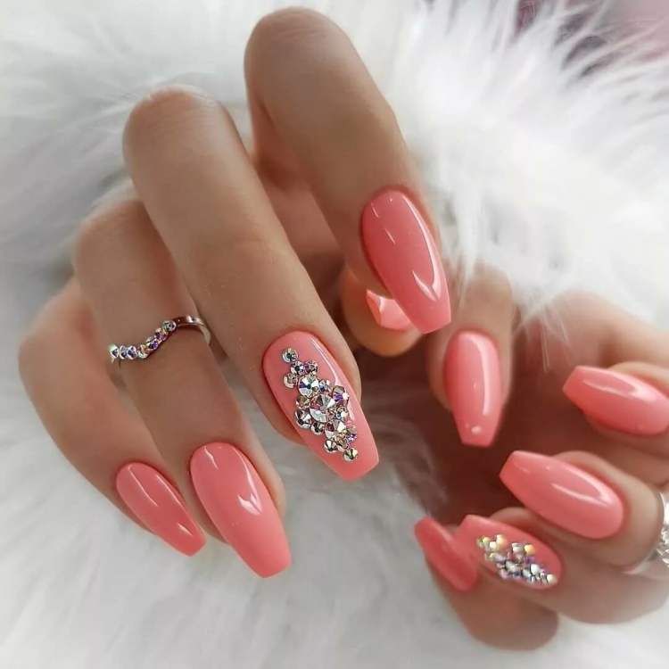 Коралловые ногти со стразами