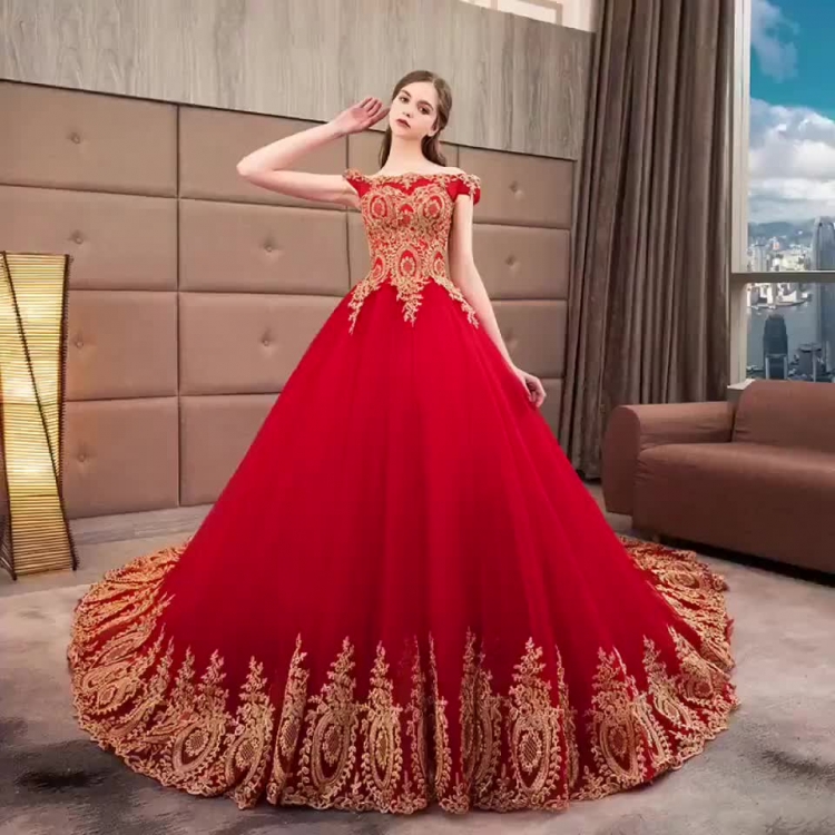 Красное пышное платье