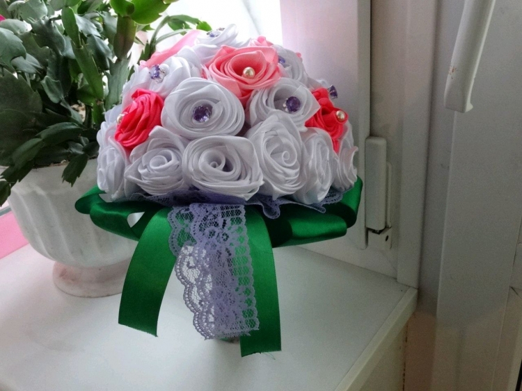 Подарочные букеты из атласных лент