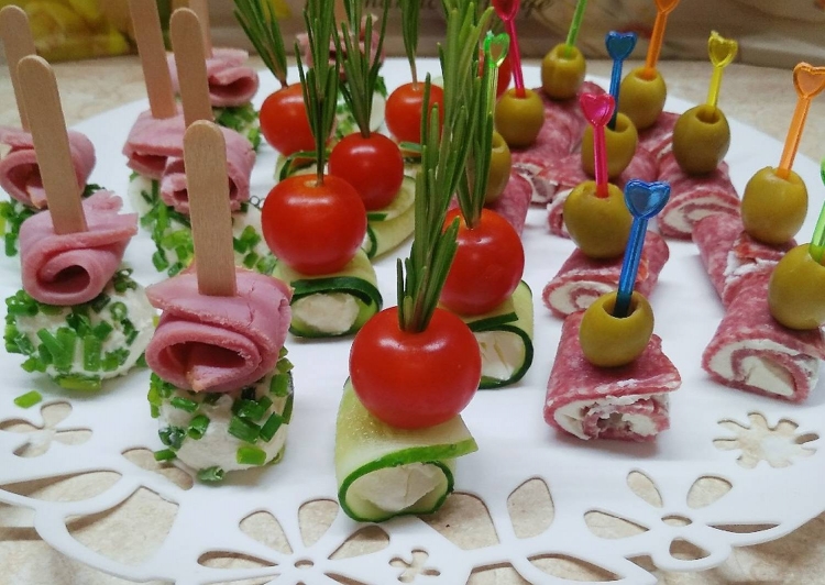 Канапе с колбасой