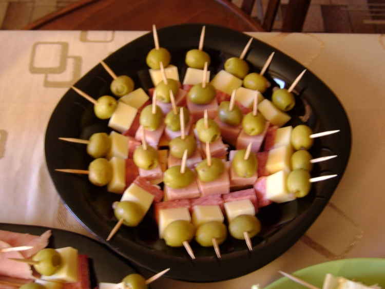 Канапе на шпажках с сыром
