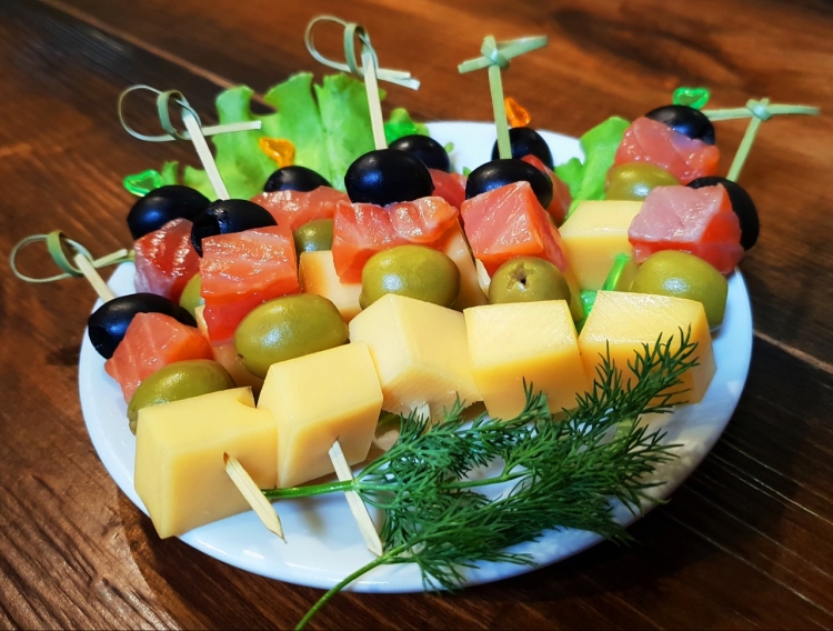 Закуски на шпажках