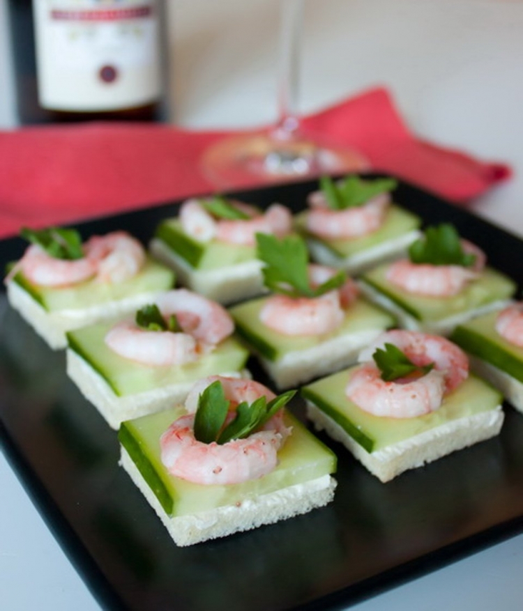 Канапе с креветкой и огурцом
