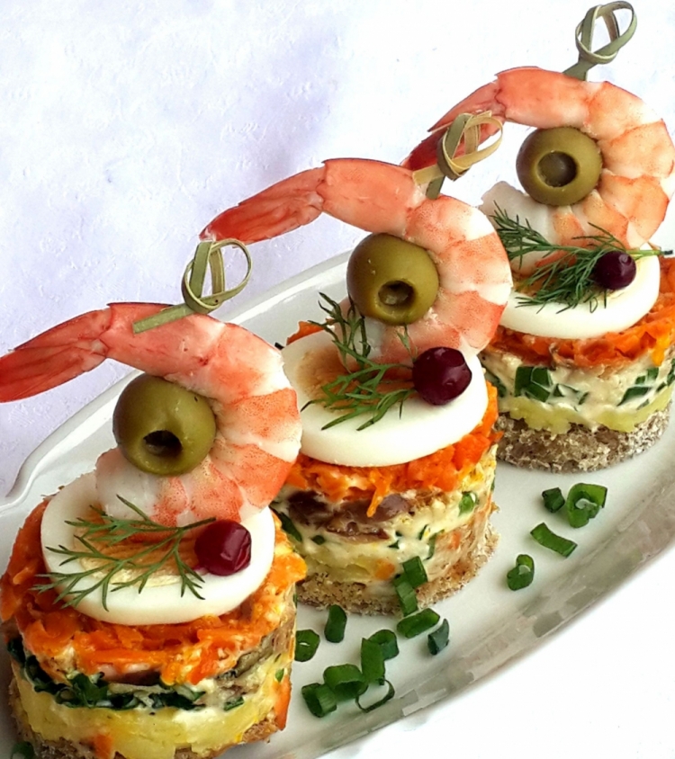 Вкусные канапе на шпажках с красной рыбой