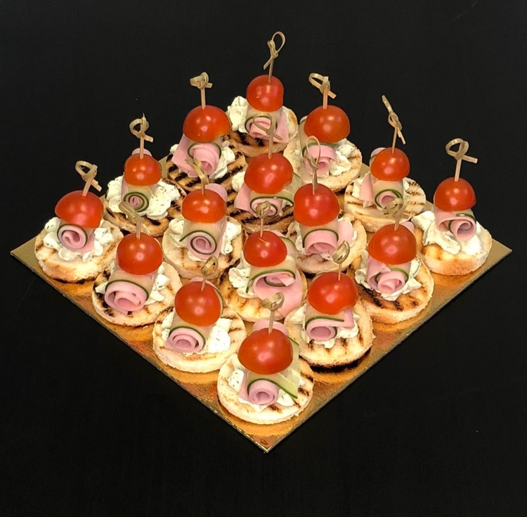 «Канапе (помидор черри, оливки, сыр, огурец).