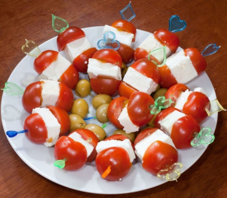 Канапе с перепелиными яйцами и помидорами черри