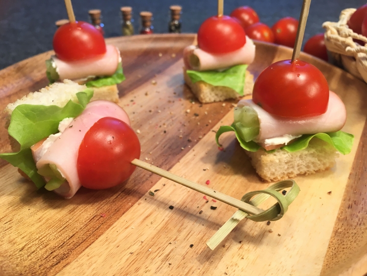 Шпажки с моцареллой и черри и маслинами