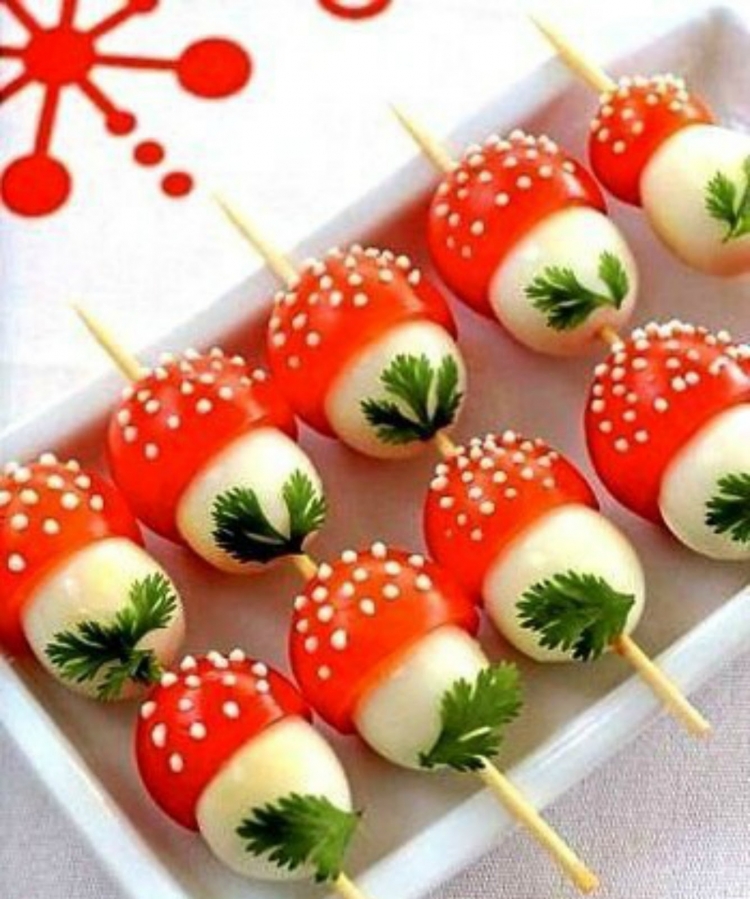 Канапе с перепелиными яйцами и черри