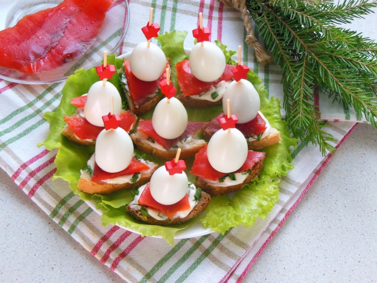 Канапе с перепелиными яйцами и красной рыбой