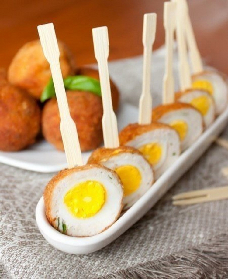 Канапе с перепелиными яйцами на шпажках