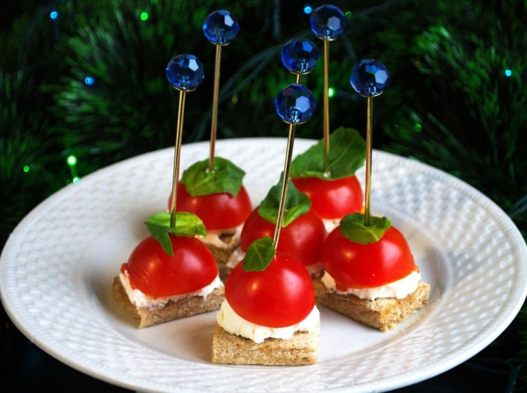 Канапе с фетой и черри