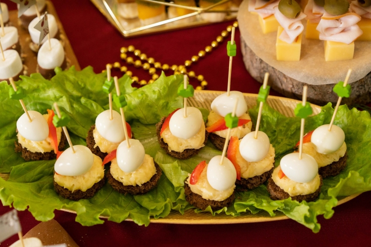 Канапе с перепелиными яйцами на шпажках