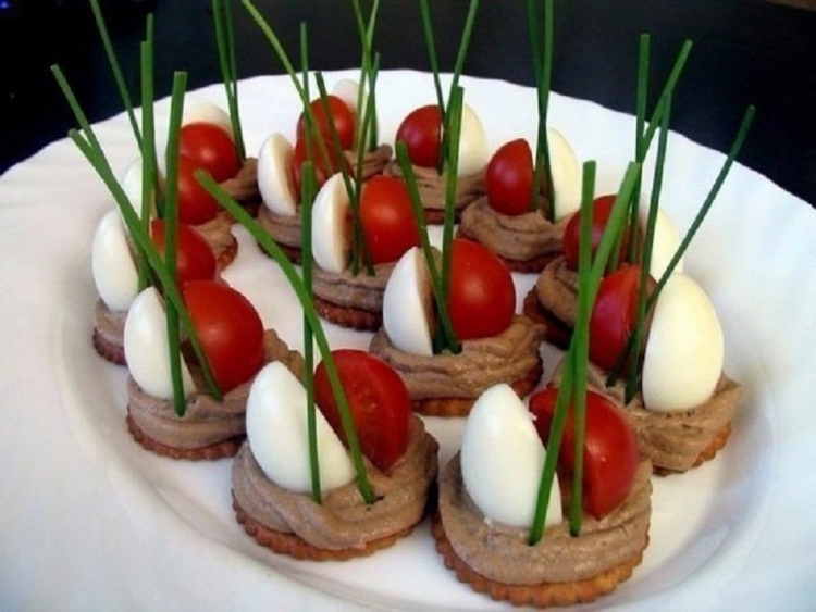 Канапе с перепелиными яйцами и помидорами черри