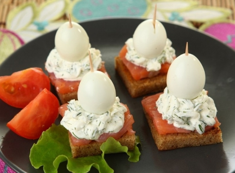 Канапе с перепелиными яйцами и черри