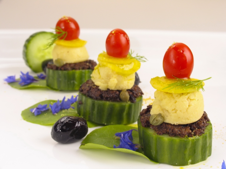 Канапе с перепелиными яйцами и авокадо