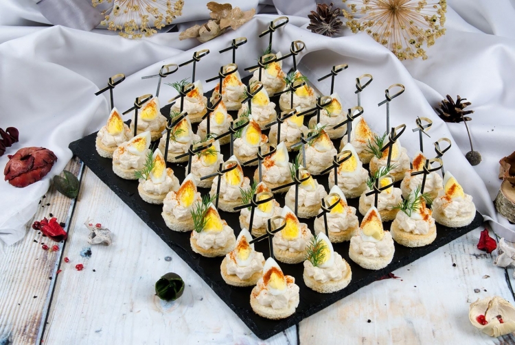 Канапе с перепелиными яйцами и черри