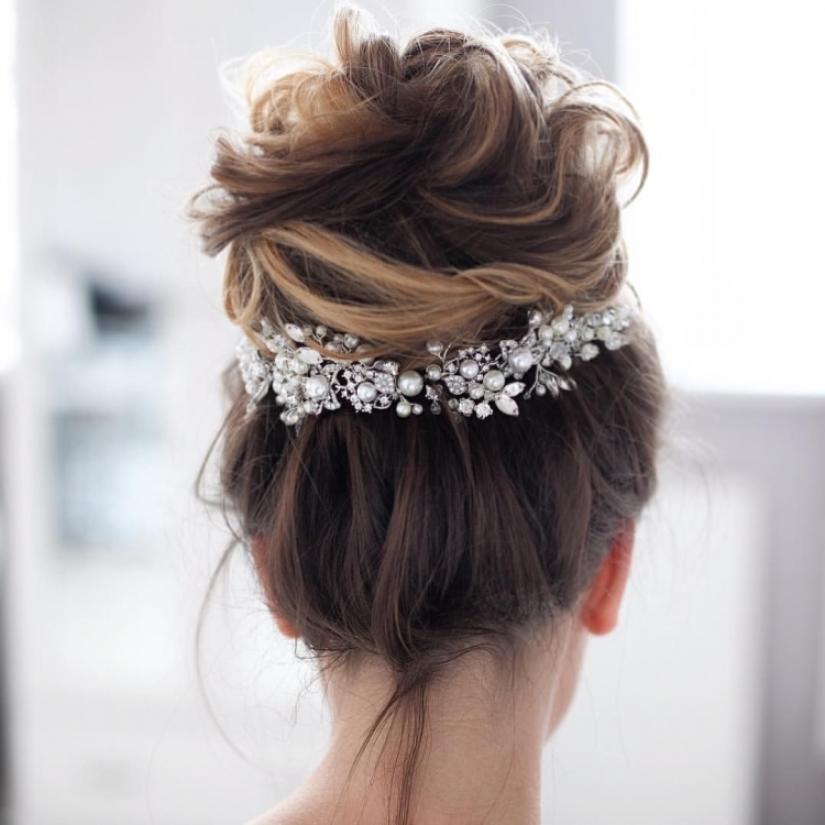 Прическа messy bun