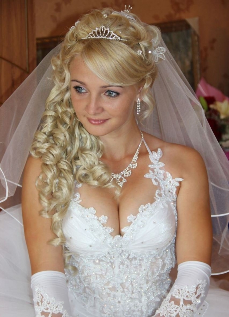 Невеста с диадемой и фатой