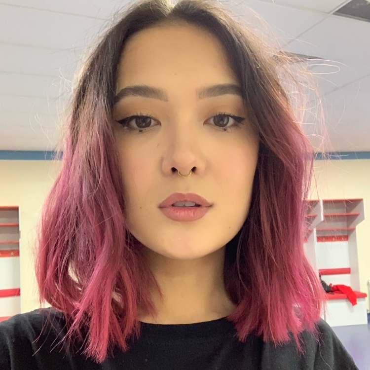 Dequine певица