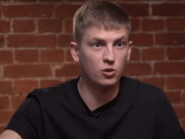 Стендапер блондин Алексей