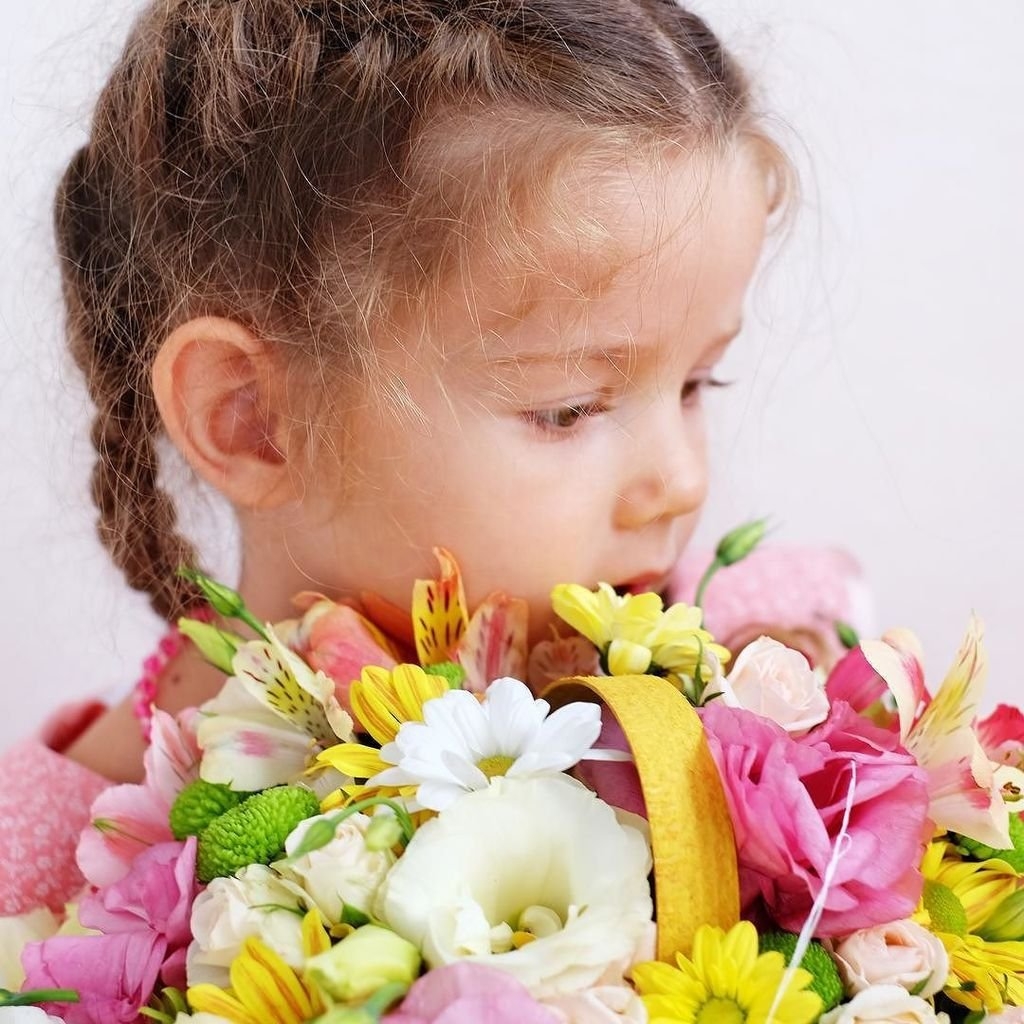 Видео маме цветы. Букет цветов для детей. Цветы для мамы. Букеты для маленьких девочек. Цветы для именинницы.
