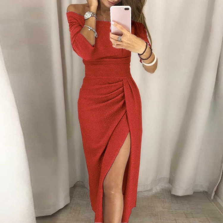 Черное платье с глубоким вырезом