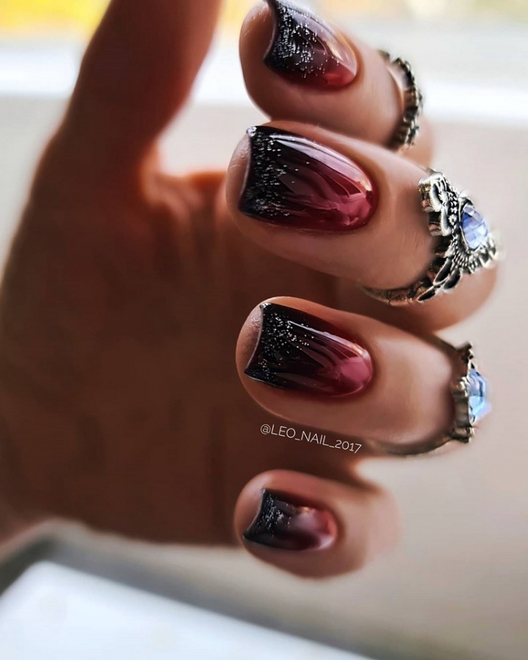 Серо бордовый маникюр