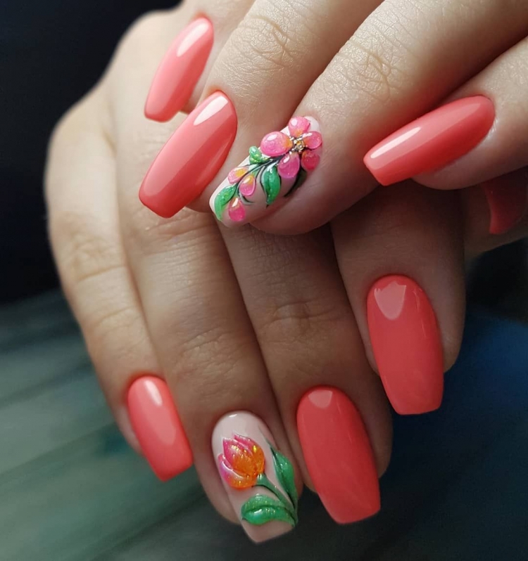 Яркие коралловые ногти