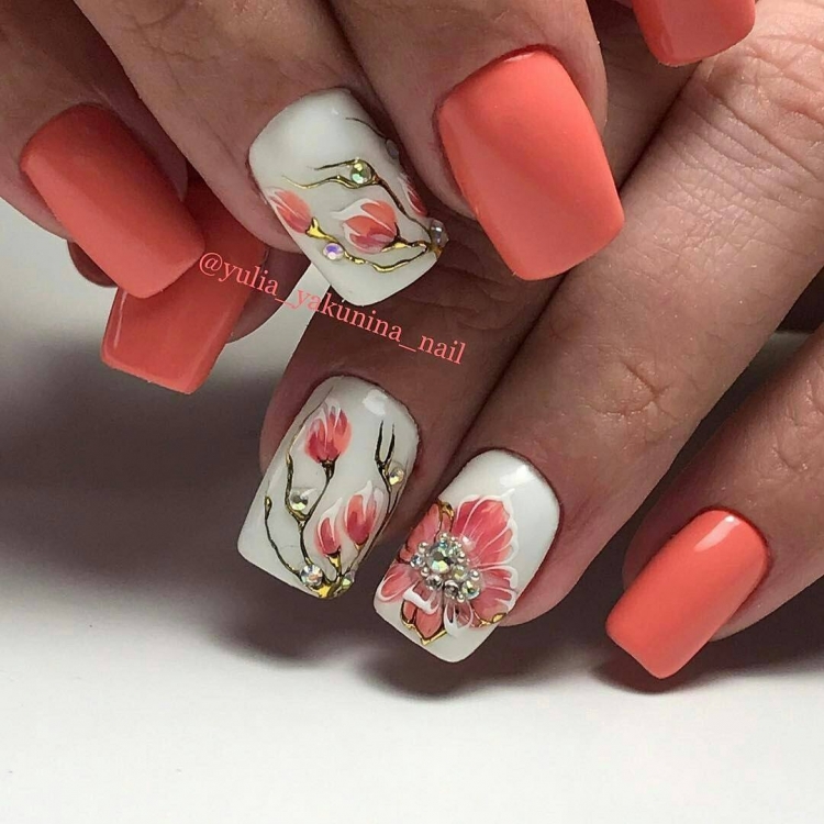 Коралловый маникюр с цветочками