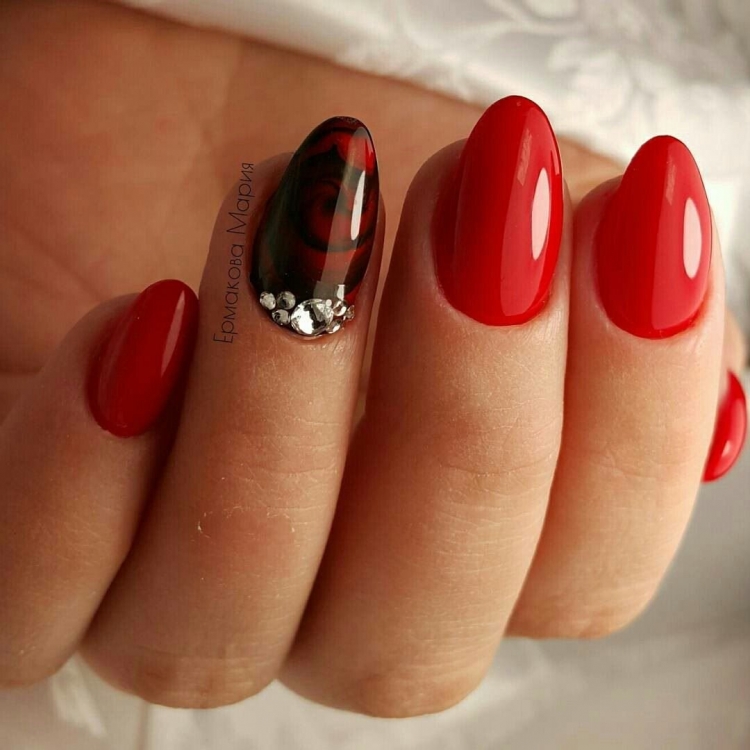 Коралловый маникюр