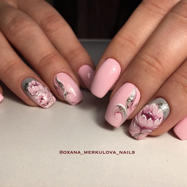 Маникюр на розовом фоне
