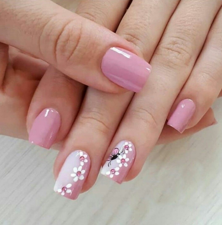 Розовые ногти с наклейками