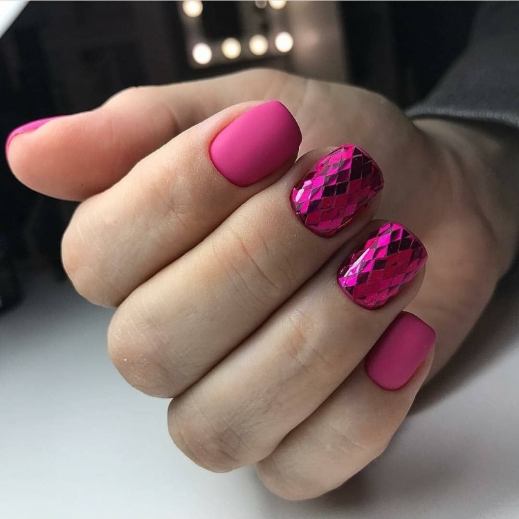 Малиновый маникюр на короткие