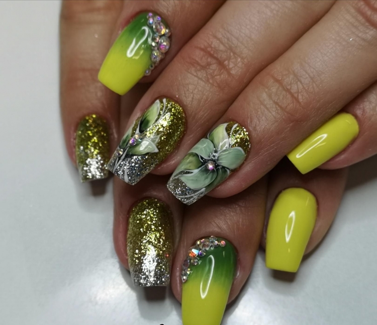 Весенний маникюр с мимозой
