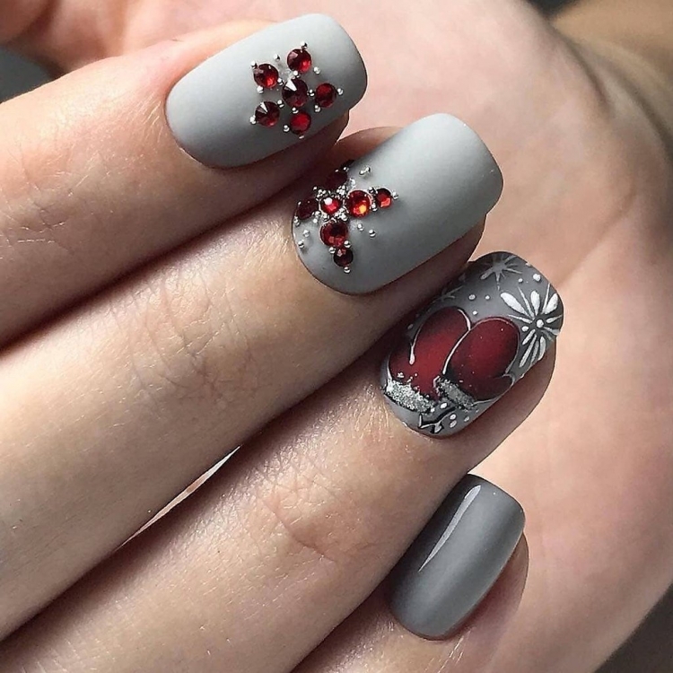 Серо красный маникюр